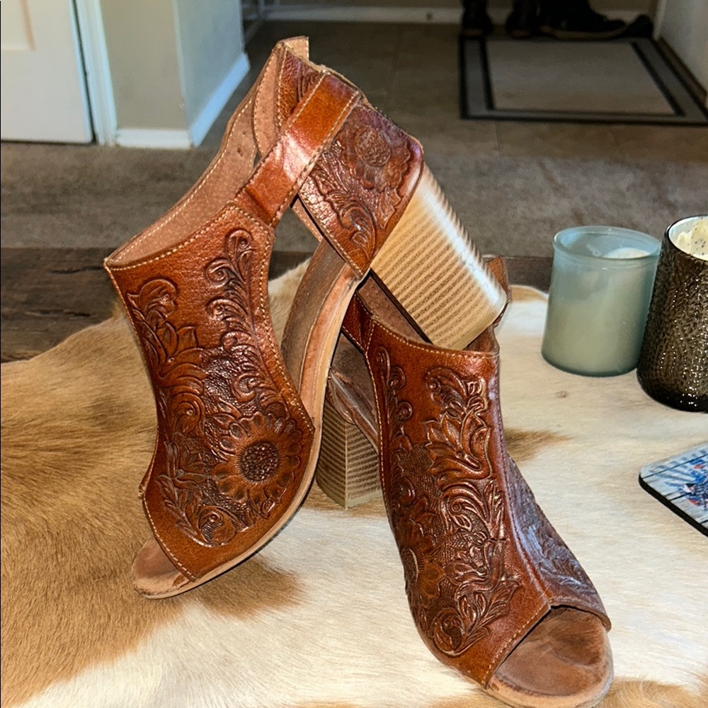 Roper Brown Heeled Shoes with Embossed Design